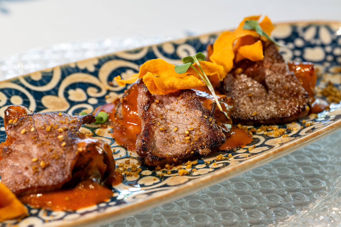 un primer plano de un plato de comida con carne y salsa