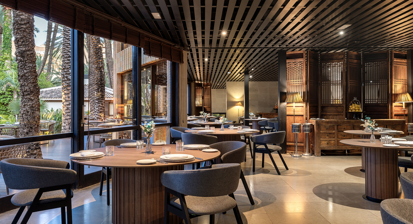 un restaurante con muchas mesas y sillas