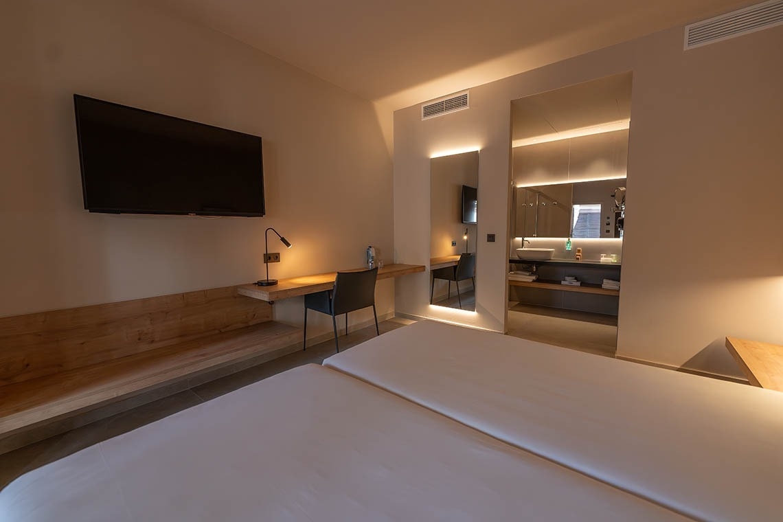 una habitación con una cama , escritorio y televisión
