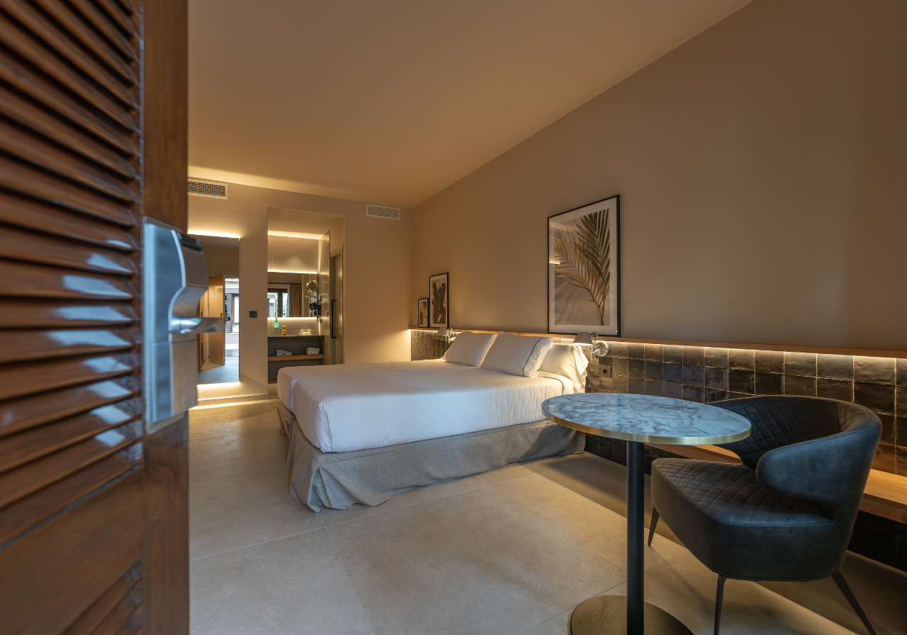 una mujer en bikini se sienta en el borde de una piscina