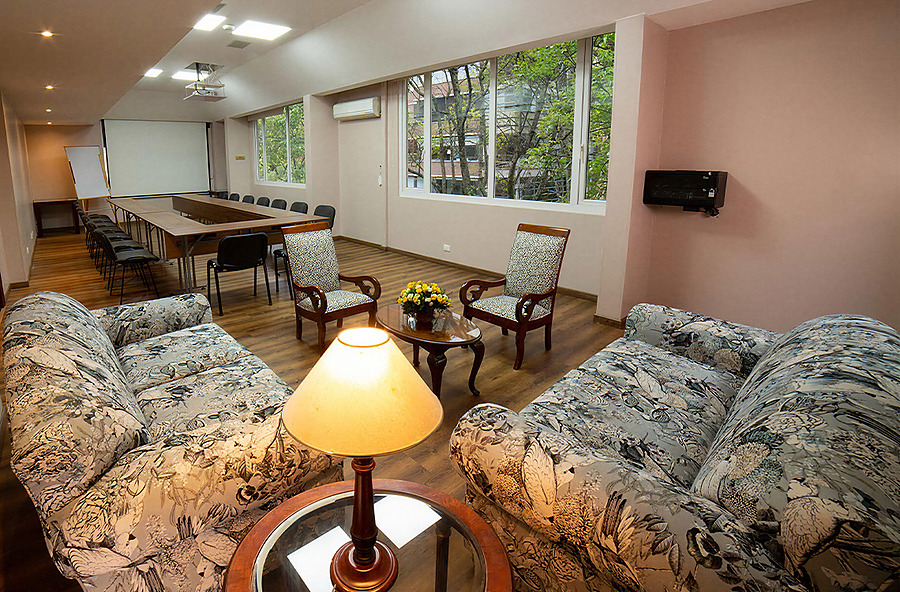 Sala de reuniones y descanso en hotel con sofás, mesas y sillas. Ideal para Porton de la Cabrera.