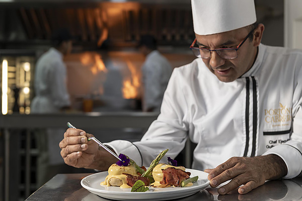 Chef emplatando Porton de la Cabrera en un restaurante de hotel de lujo