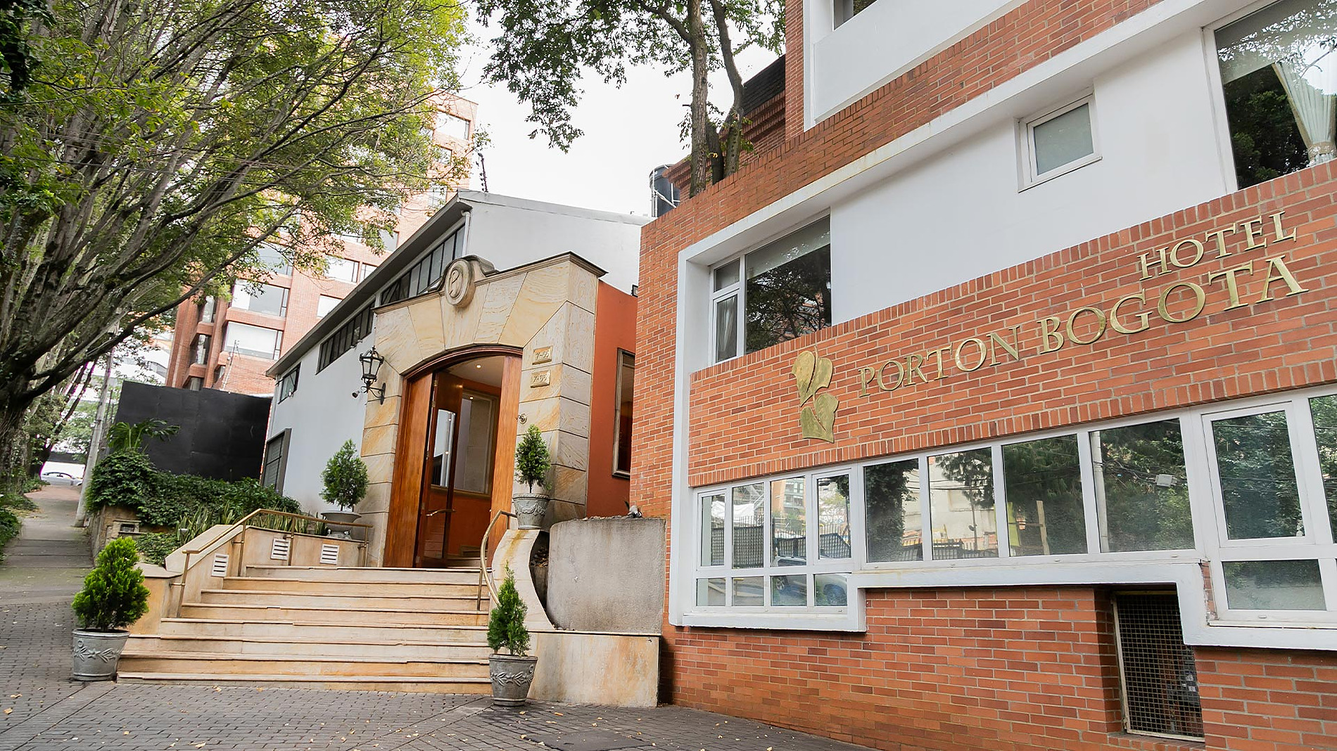 Hotel Porton Bogota: Fachada con entrada y letrero dorado Porton de la Cabrera.=s1900