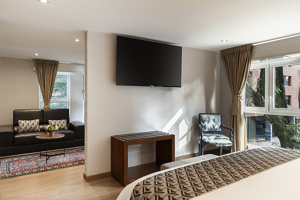 Suite con sala y cama espaciosa. Porton de la Cabrera vista a la ciudad.