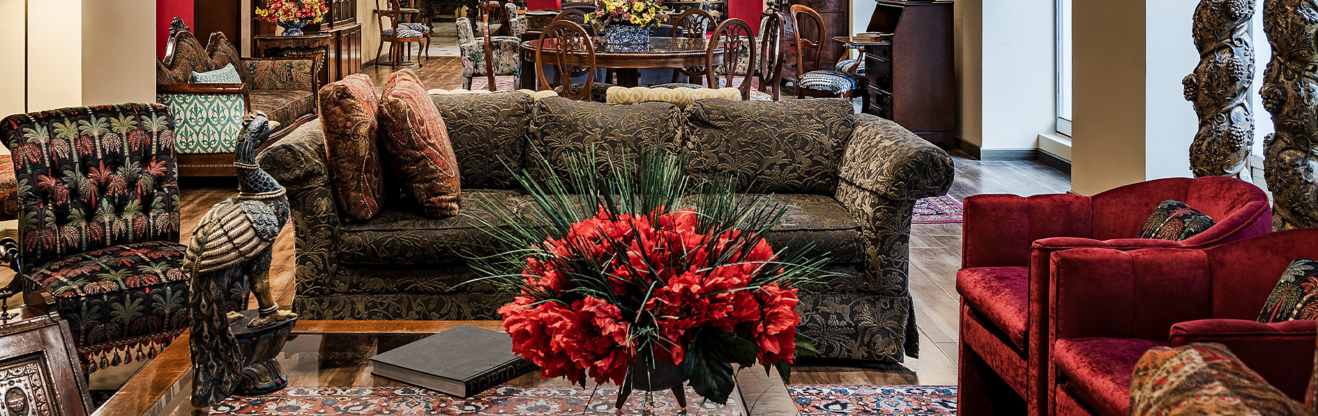 Elegante comedor con sillas de motivos florales y una alfombra ornamentada, perfecto para Portón de la Cabrera.