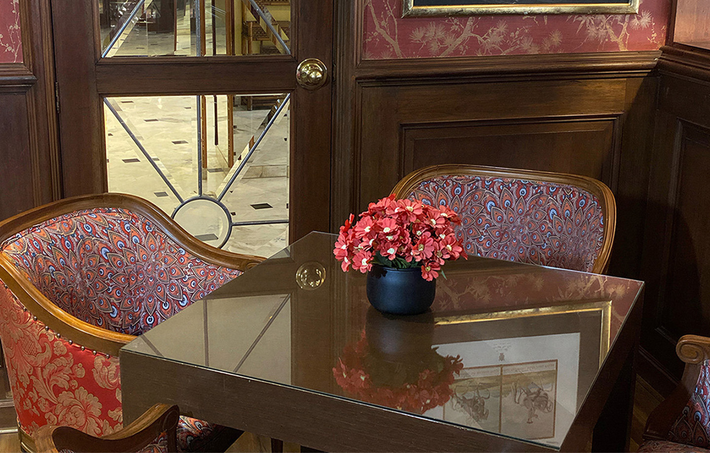 Elegant seating area with floral accents and ornate mirrored doors, ideal for Porton de la Cabrera.