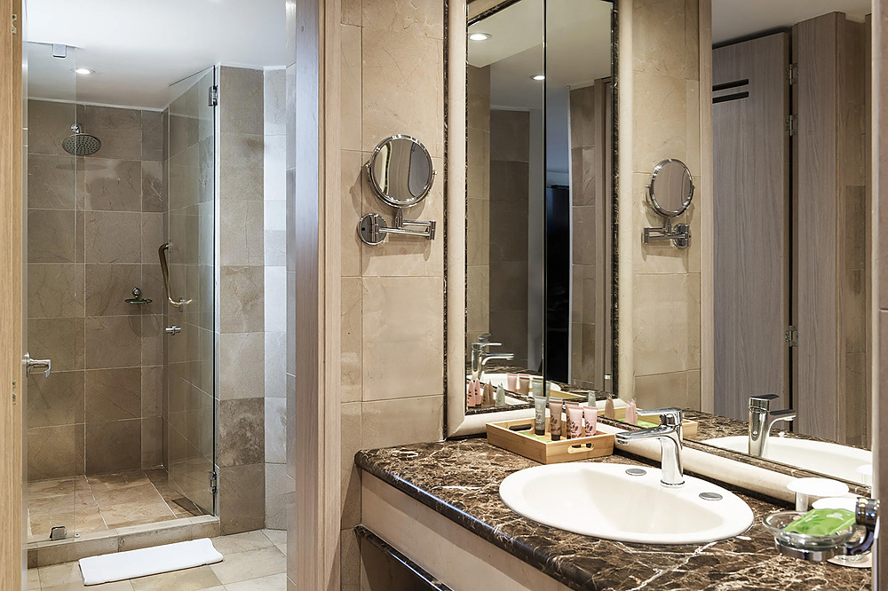 Baño moderno con ducha de cristal y lavabo, ideal para Porton de la Cabrera.