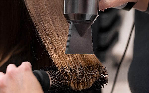 Porton de la Cabrera: Peinado profesional: secado y cepillado de cabello para un look impecable.