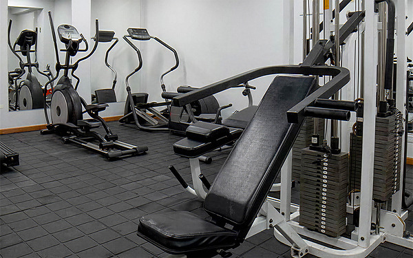 Máquinas de gimnasio y pesas en hotel. Descubre nuestras instalaciones de Porton de la Cabrera.
