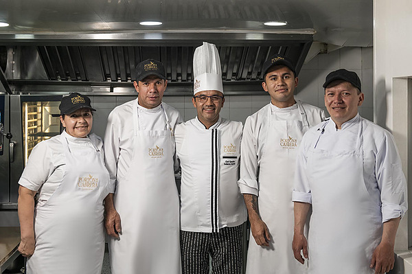 El equipo culinario del Porton de la Cabrera listo para servir en el restaurante del hotel.