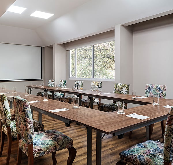 Sala de reuniones en hotel: Porton de la Cabrera, mesas y sillas dispuestas.