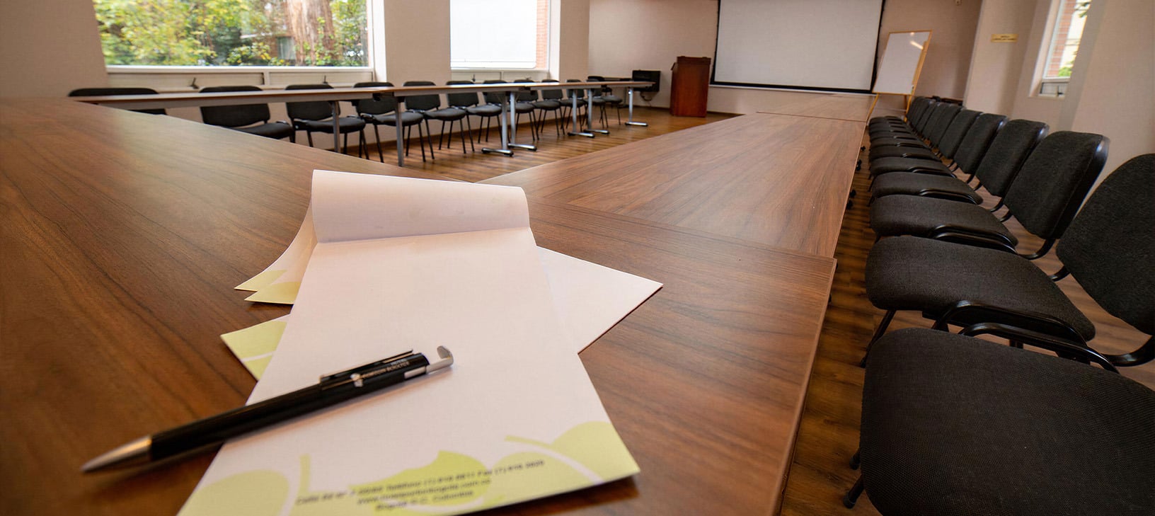Porton de la Cabrera: sala de conferencias con mesa y sillas.