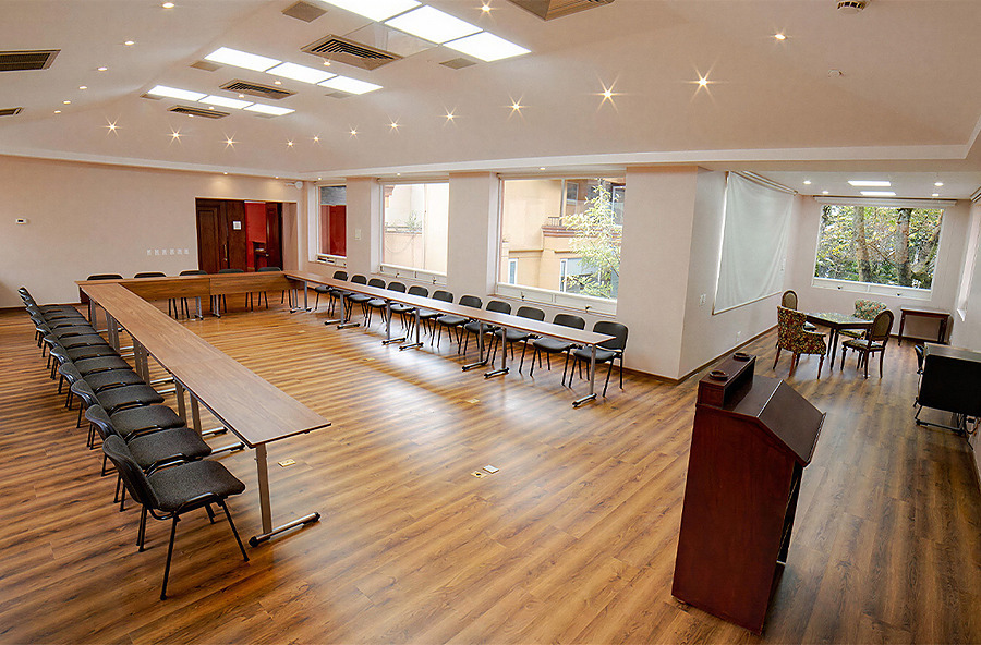 Sala de conferencias del hotel con mesas en U y sillas para eventos, ideal para Porton de la Cabrera.