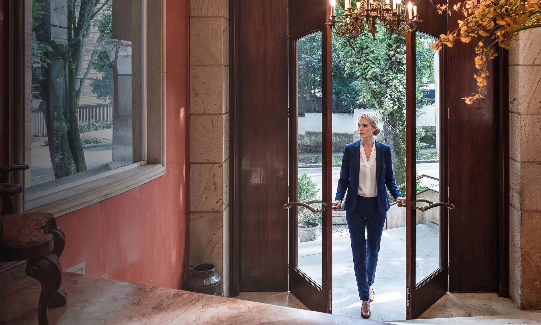 Mujer de negocios entrando en un hotel HOTEL PORTON DE LA CABRERA.
