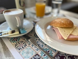 un plato de comida con un sándwich y una taza de café