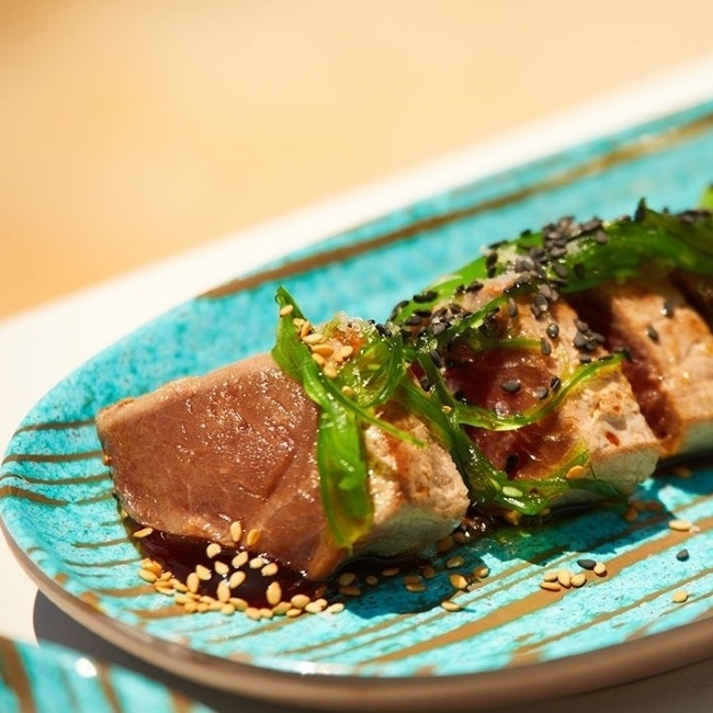 un primer plano de un plato de comida en una mesa