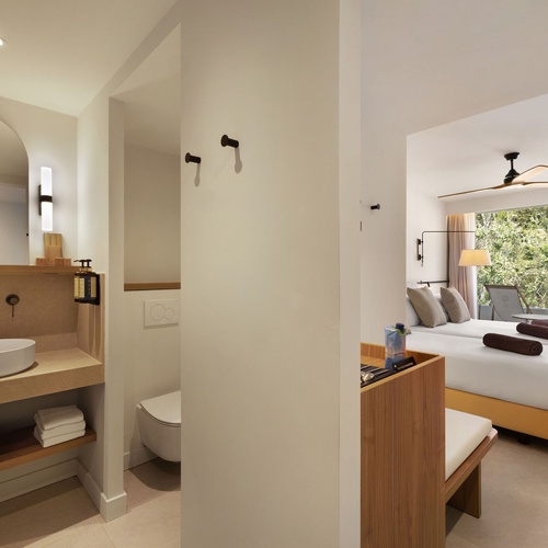 ein Hotelzimmer mit zwei Betten und einem Waschbecken