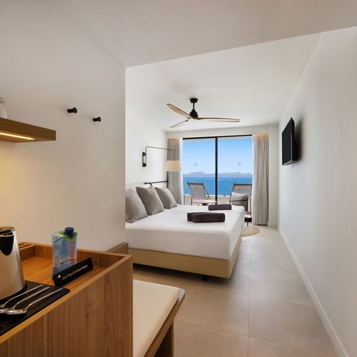 una habitación de hotel con una cama y un escritorio