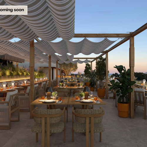 un restaurante con mesas y sillas y un cartel que dice próximamente