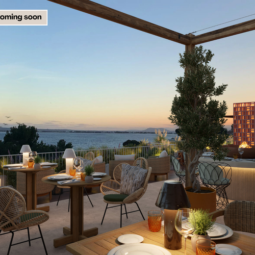 un restaurante con mesas y sillas y un cartel que dice próximamente