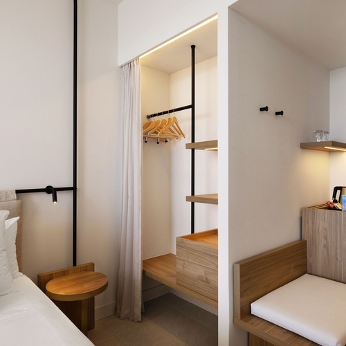 une chambre d' hôtel avec un lit et une table en bois