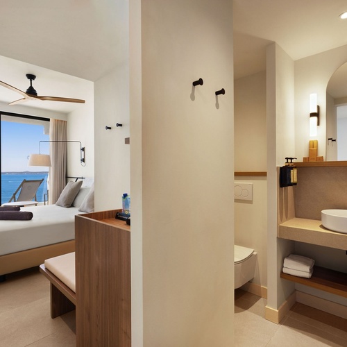 una habitación de hotel con una cama y un baño