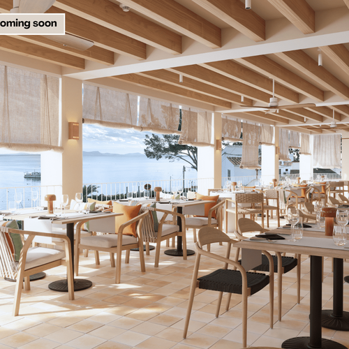 un restaurante con mesas y sillas y un signo que dice próximamente