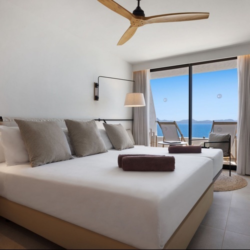 una habitación con una cama y un ventilador de techo