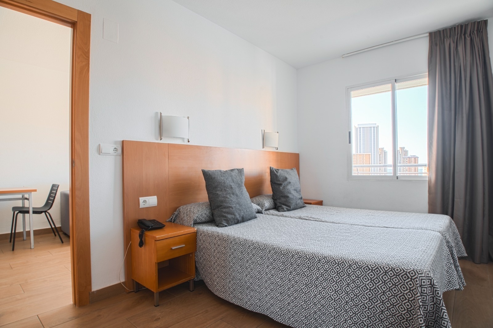 Habitación twin en Primavera Loix Apartamentos con camas separadas y luz natural.