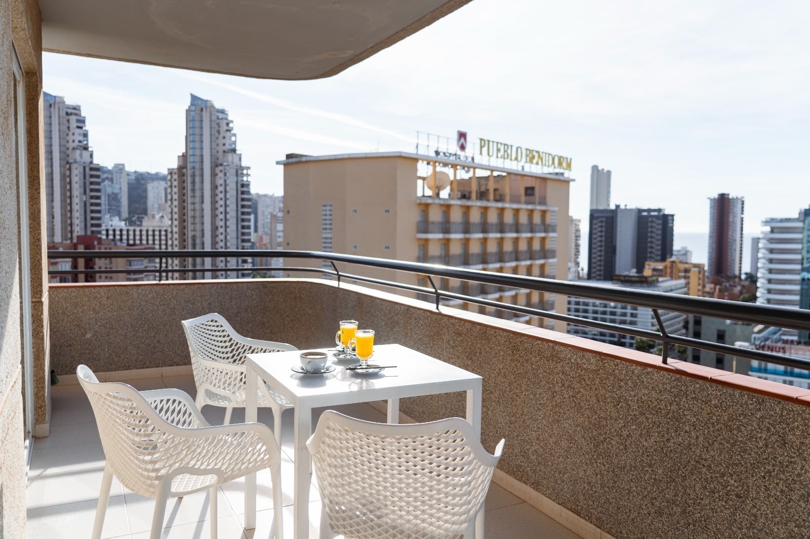 Balcón con vistas en Primavera Loix Apartamentos: mesa y sillas.