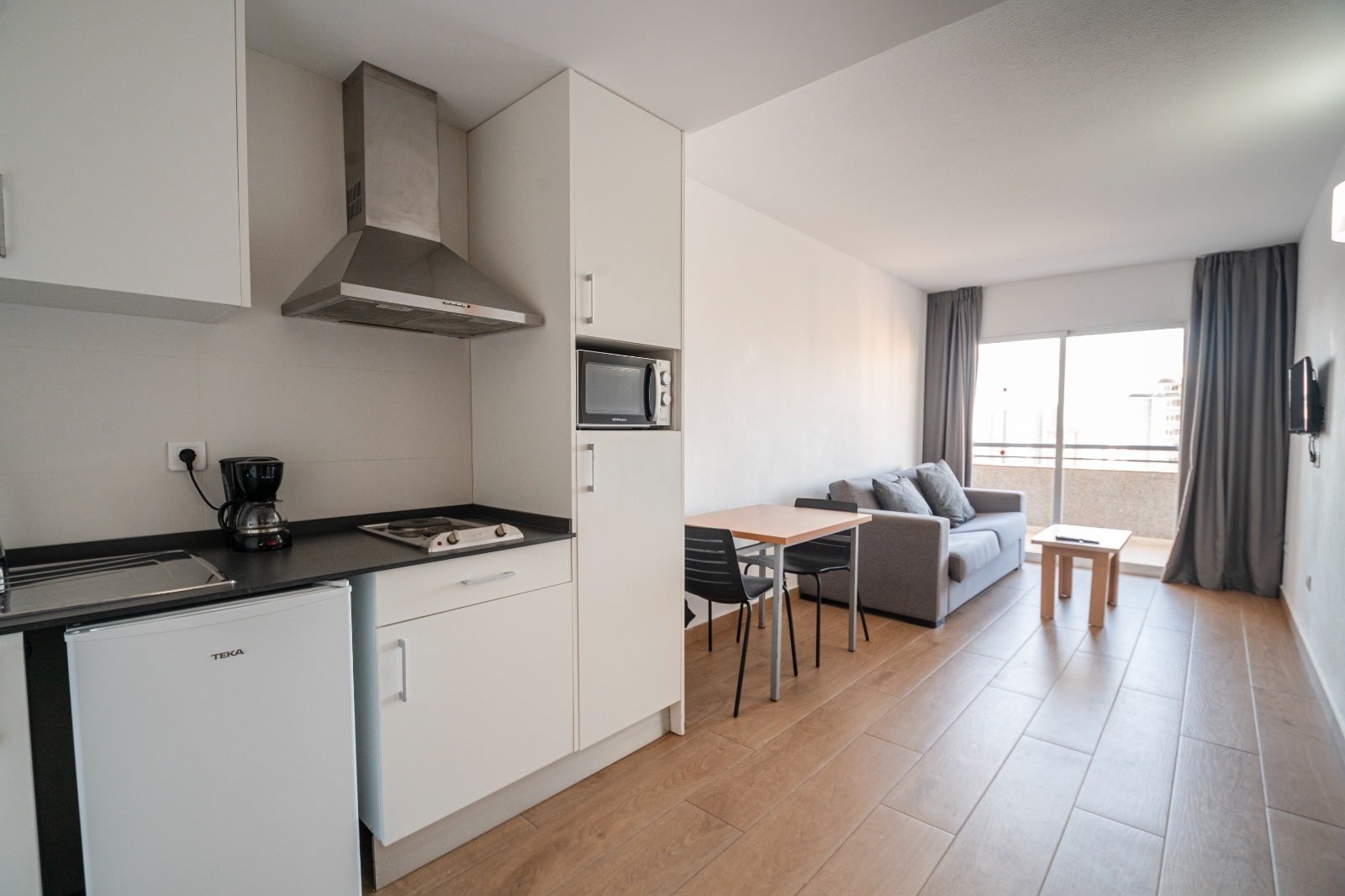 Cocina y salón moderno en Apartamentos Primavera Loix.