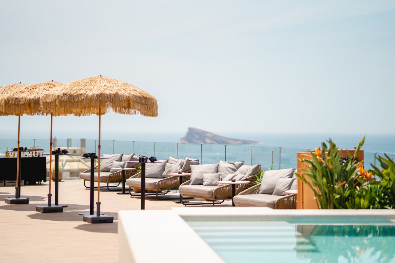 Infinity pool con vistas al mar, atardecer. Nuestros servicios | Hotel Primavera Park | Web oficial.