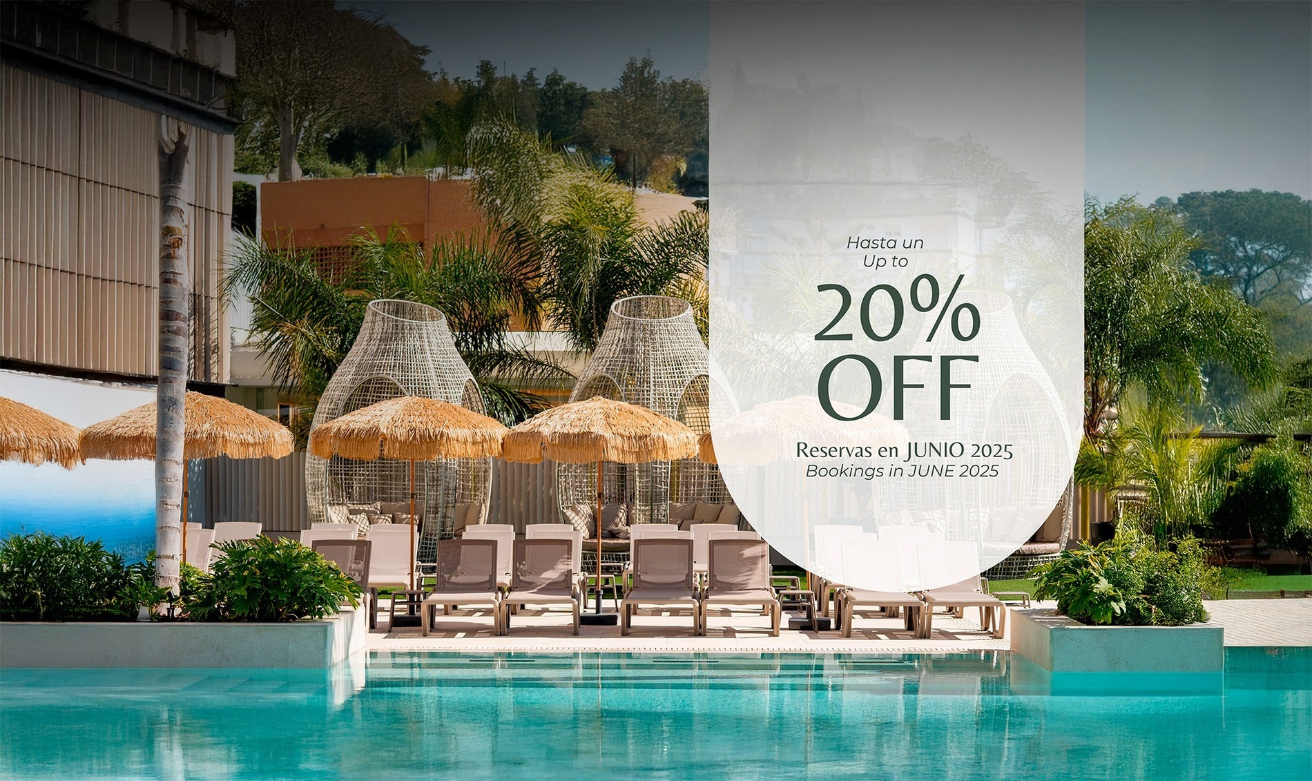 una piscina rodeada de sillas y sombrillas y un cartel que dice hasta un 20 % de descuento reservas en junio 2025