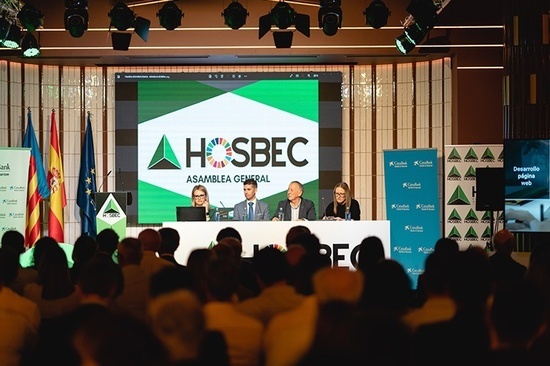 una asamblea general se lleva a cabo en un auditorio