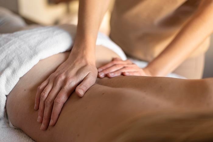 una mujer está recibiendo un masaje en la espalda en un spa .