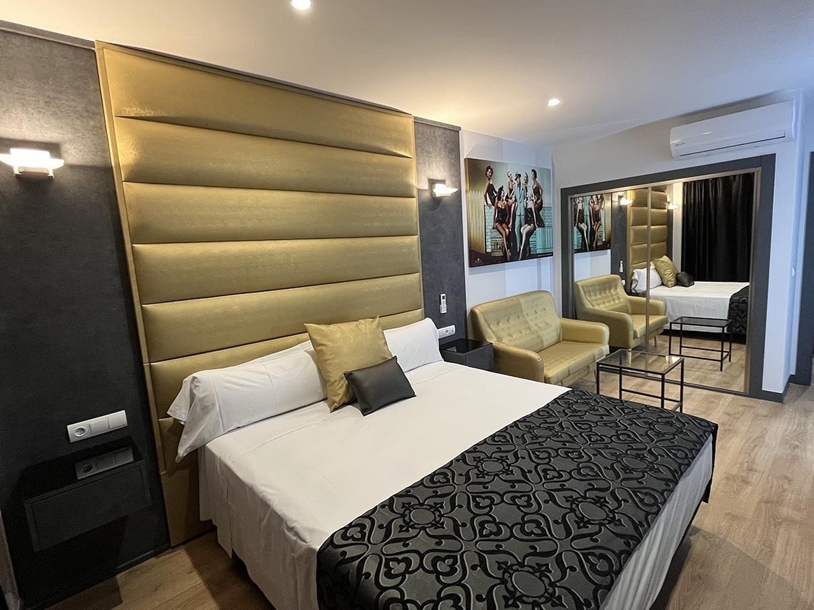 una habitación de hotel con una cama king size y un sofá