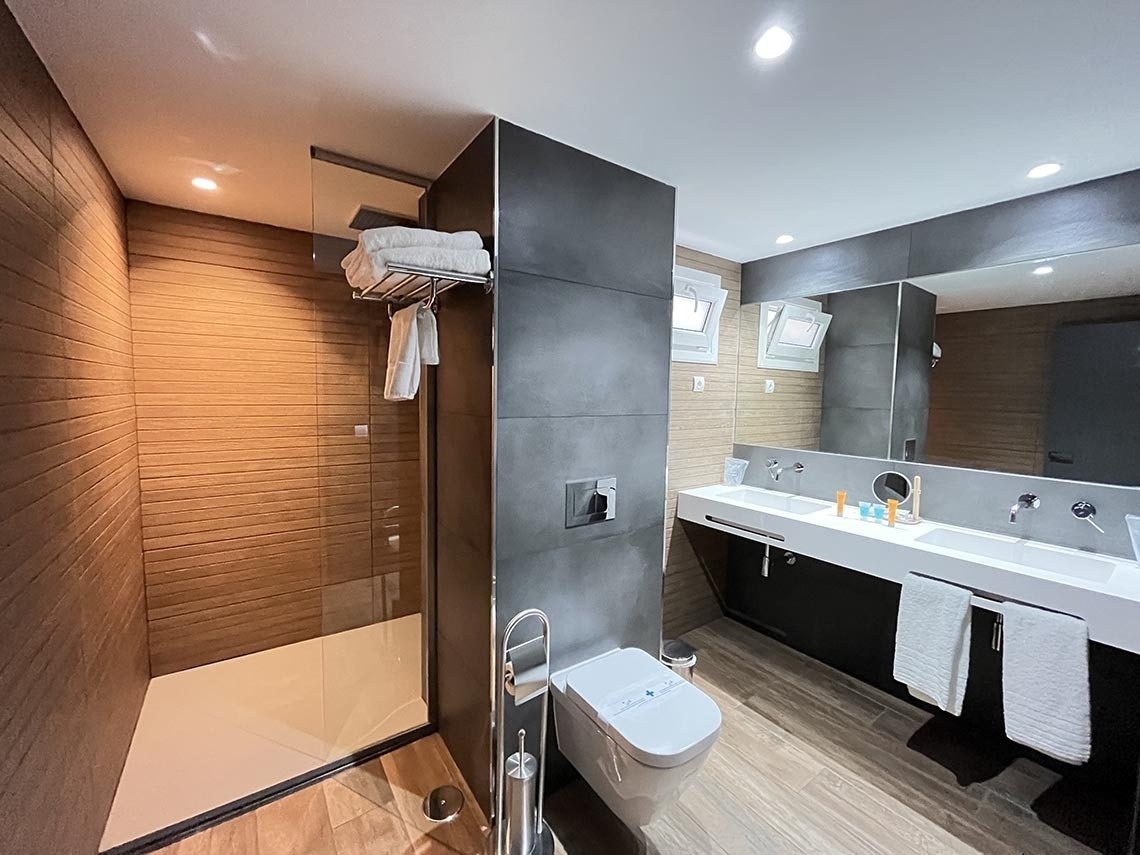 un baño con un inodoro y un lavabo y un espejo