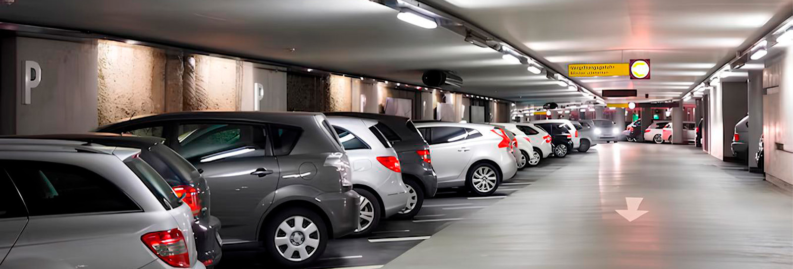 Estacionamiento subterráneo para huéspedes del hotel con Localización y Contacto | Hotel Princesa Solar | Web Oficial, plazas disponibles.