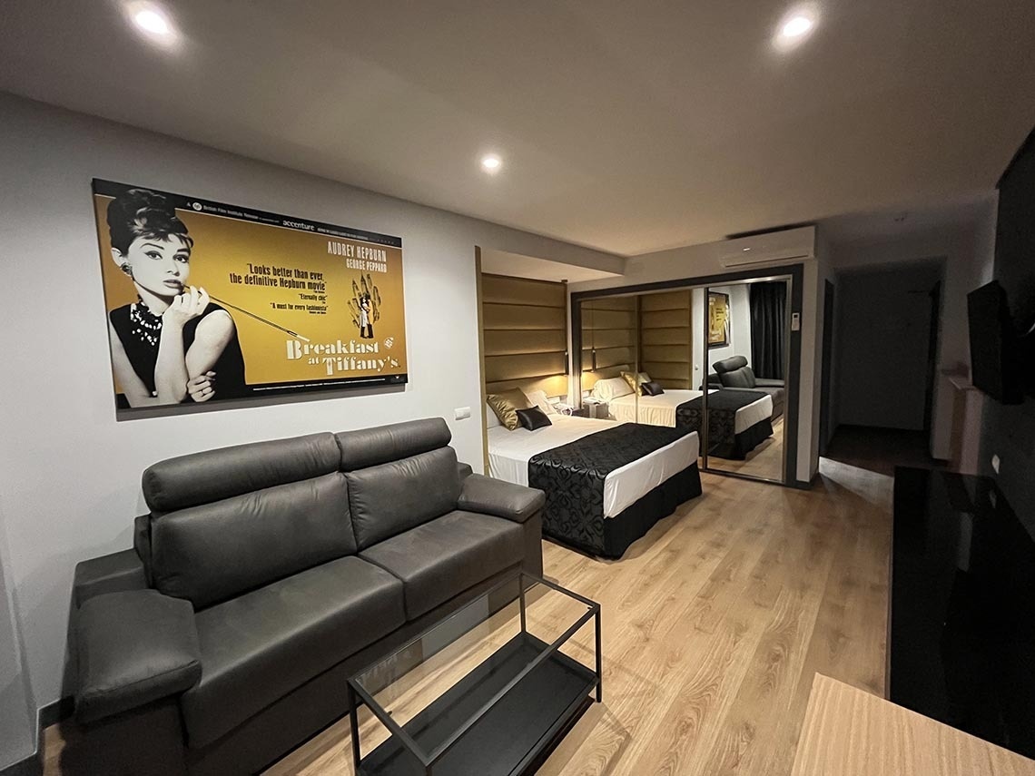 una habitación de hotel con un sofá y una cama