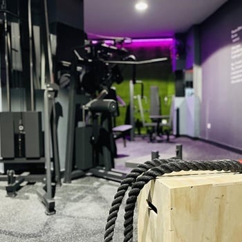 a rope is sitting on a wooden box in a gym