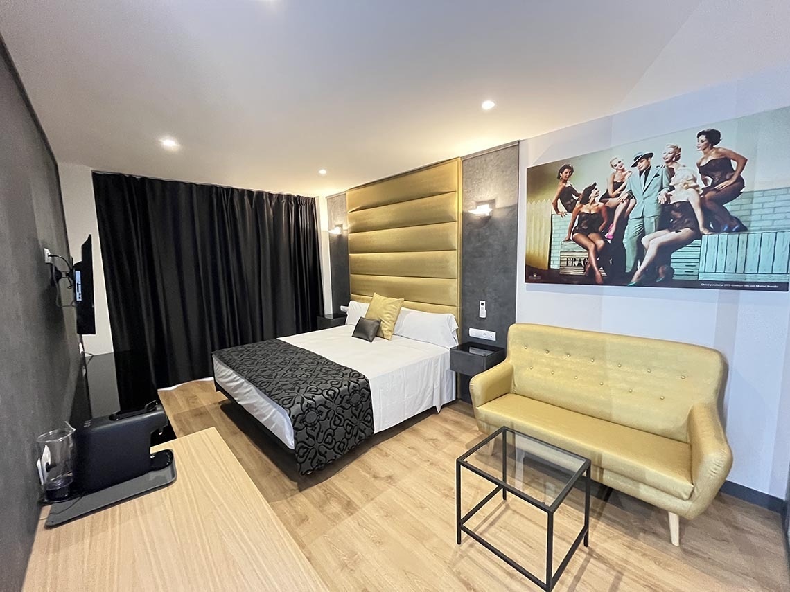 una habitación de hotel con una cama y un sofá