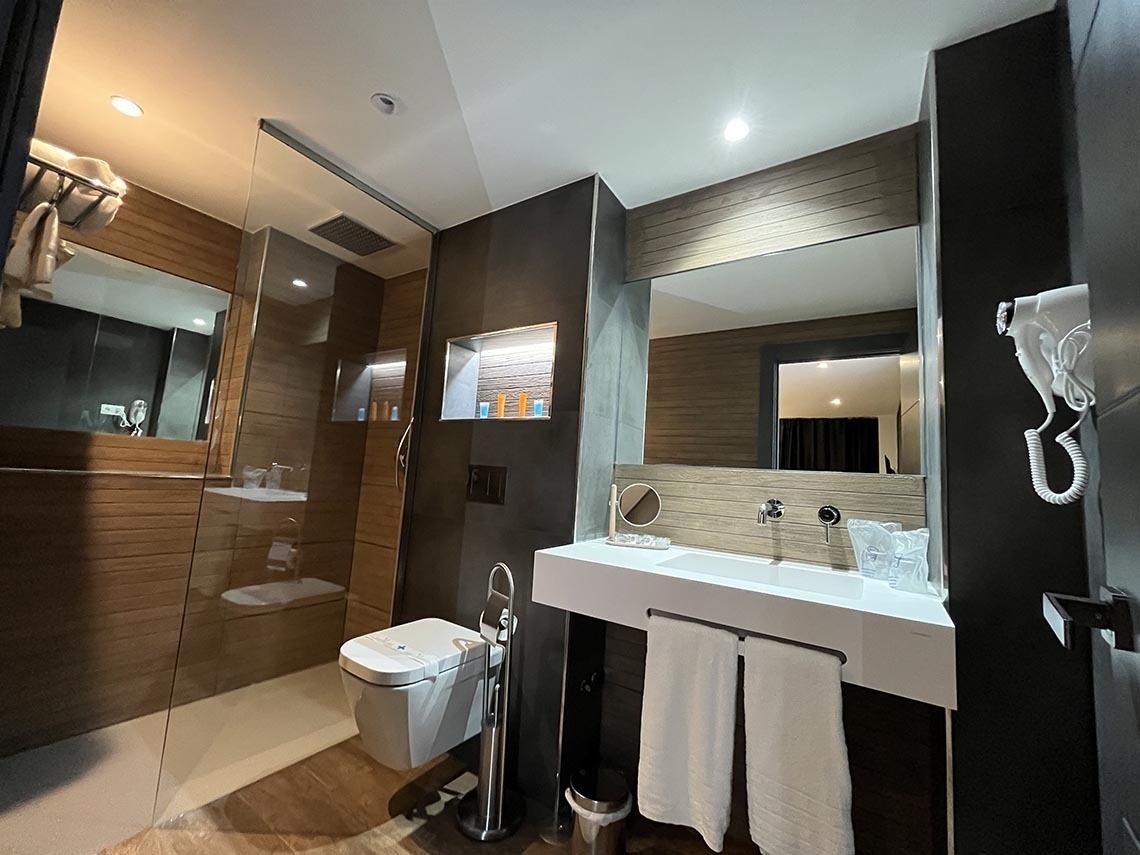 un baño con inodoro , lavabo y espejo