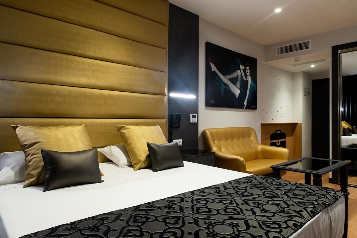 una habitación de hotel con una cama y una silla