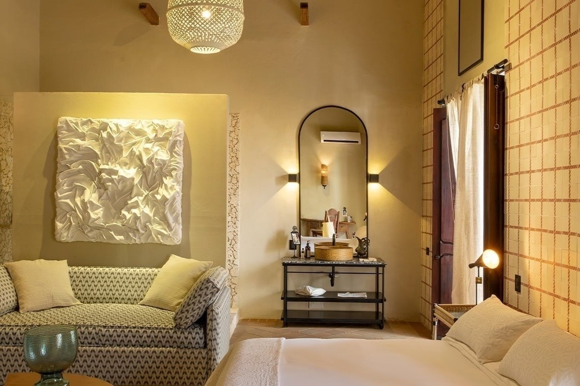 una habitación con una cama y un sofá y un lavabo