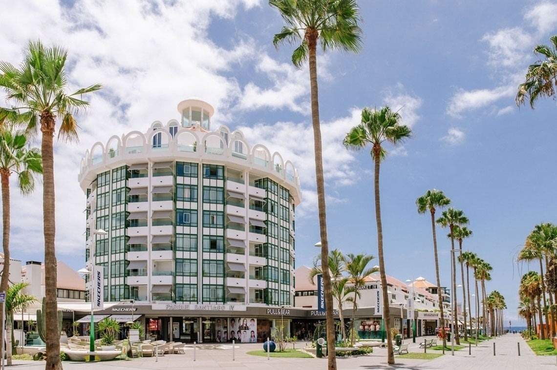 a building with the word skechers on it