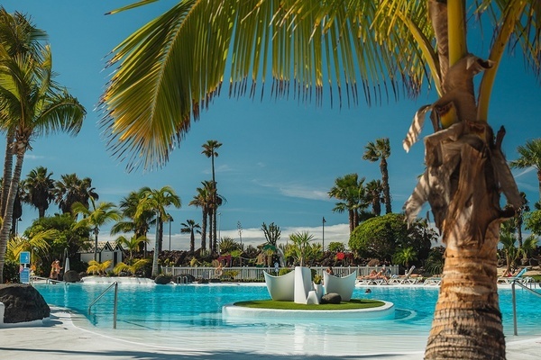 un hombre y una mujer se divierten en una piscina