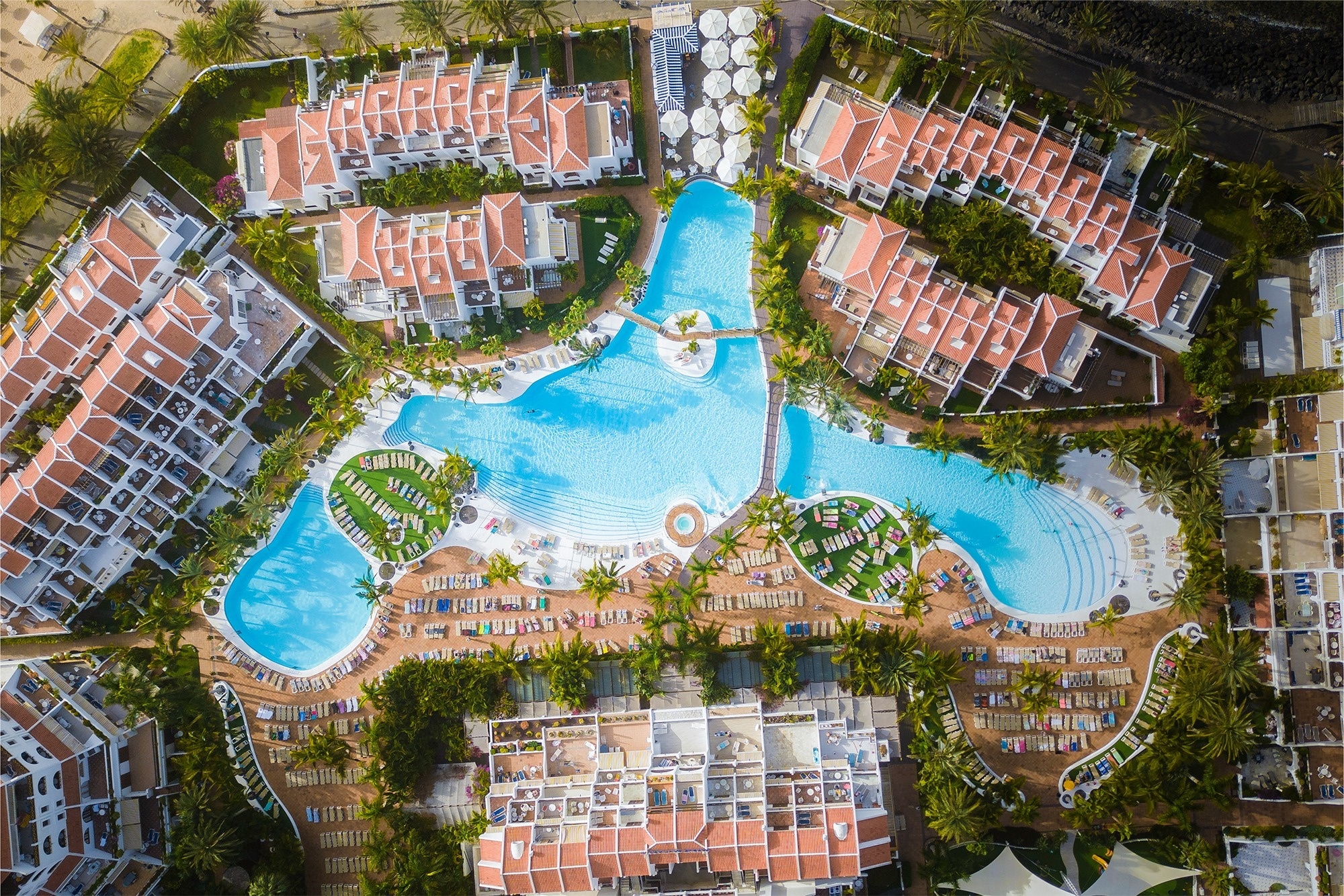 una mesa en un restaurante con copas de vino y una vela