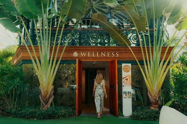 una mujer camina por la puerta de la tienda de bienestar