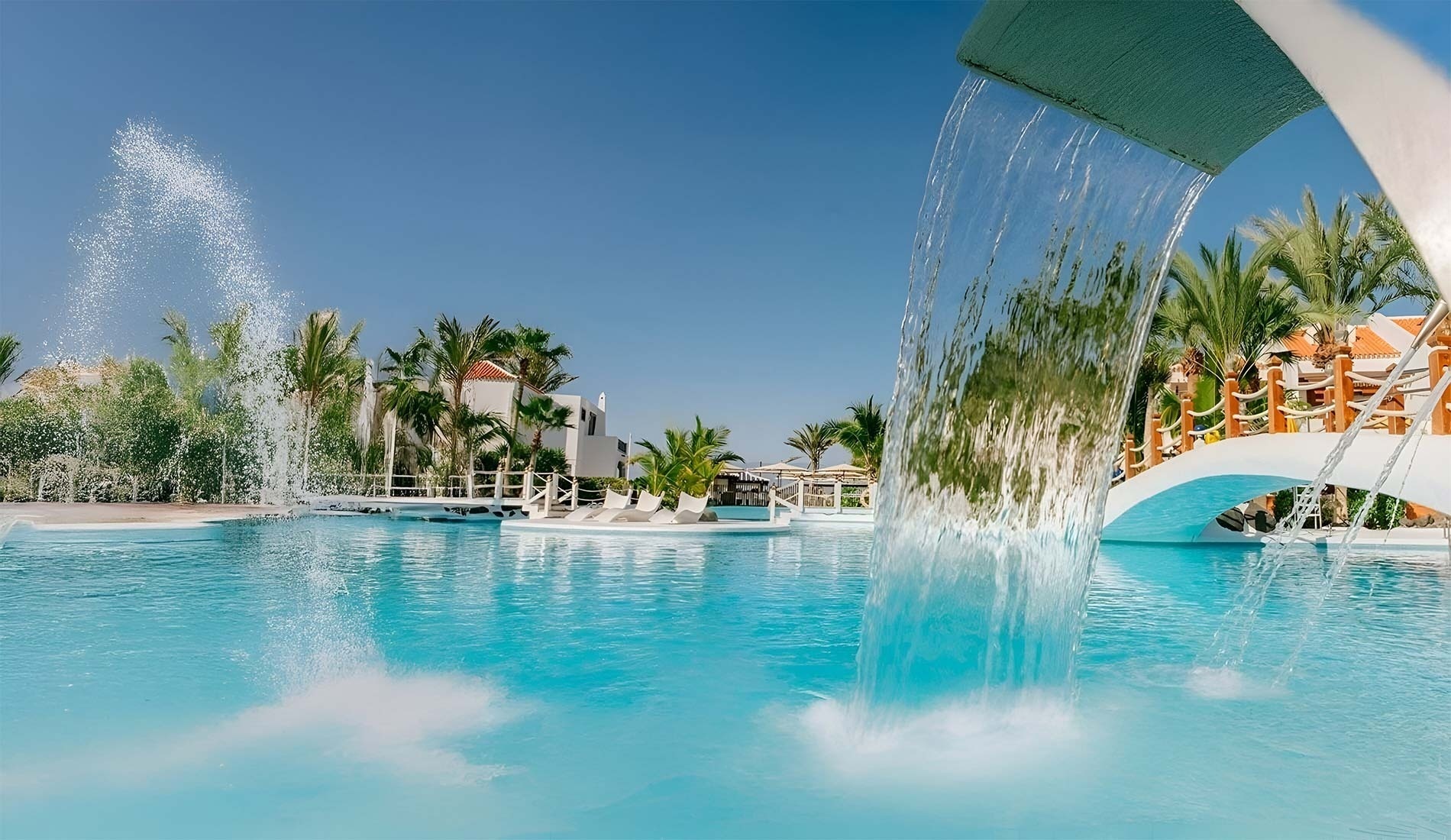 ein Wasserfall fließt in einen großen Pool