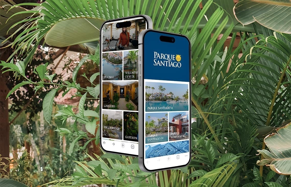 dos teléfonos inteligentes se muestran junto a una piscina